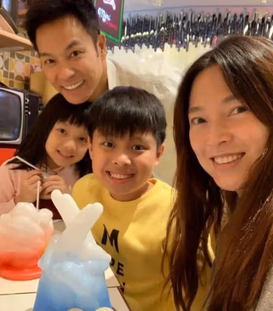 郭晉安罕見曬全家福!妹妹像爸爸長相甜美,哥哥很帥氣像媽媽,一家四口同框「幸福爆表」
