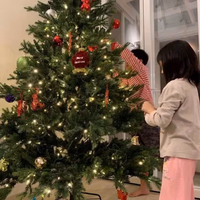郭晉安罕見曬全家福!妹妹像爸爸長相甜美,哥哥很帥氣像媽媽,一家四口同框「幸福爆表」
