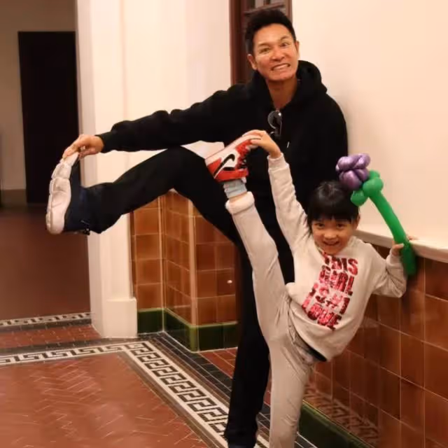 郭晉安罕見曬全家福!妹妹像爸爸長相甜美,哥哥很帥氣像媽媽,一家四口同框「幸福爆表」