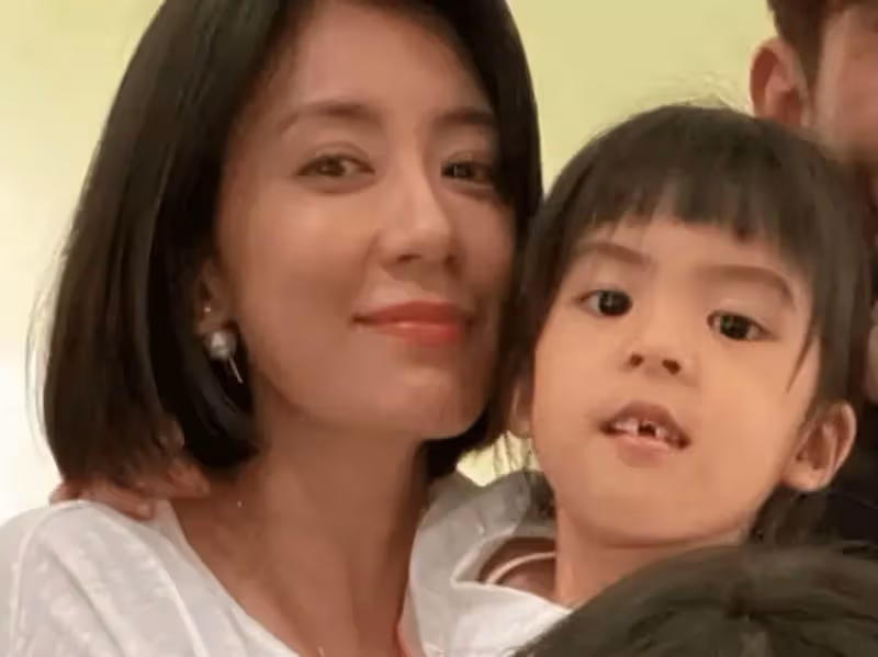 賈靜雯的仨女兒:老大遺傳父親下巴,老二弱視,老三濃眉大眼