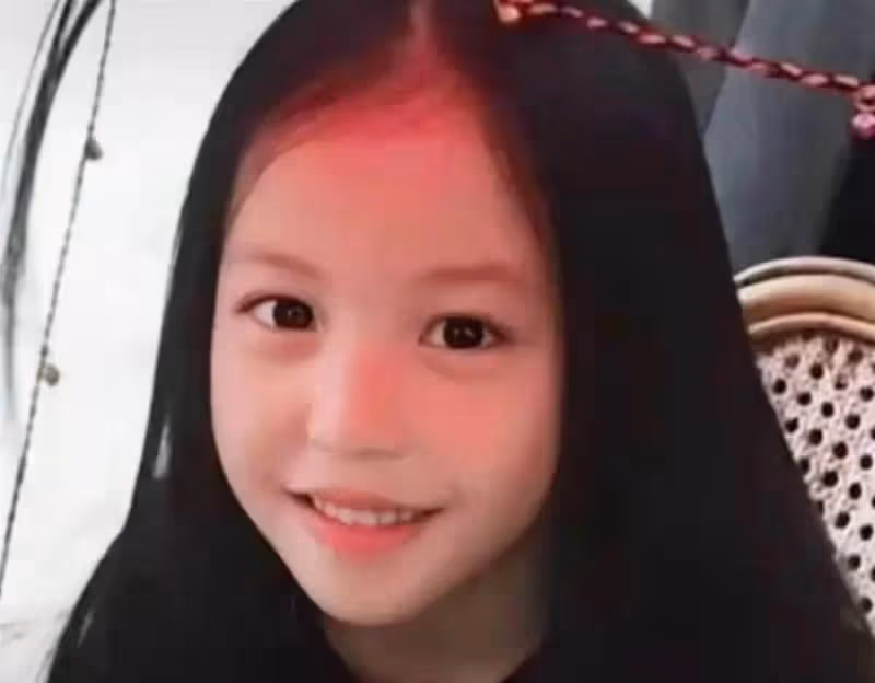 趙薇11歲女兒長成大姑娘了!繼承媽媽的大眼睛清純可愛,網友:還有一張初戀臉?