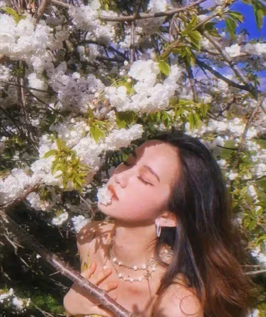駱達華女兒長得真驚艷！一襲碎花裙身材不輸模特，和爸爸五官很像，網友：星范十足