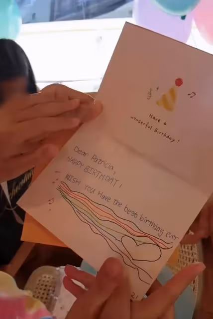 黎姿公開11歲雙胞胎女兒靚照!左擁右抱超幸福,母女三人同框超溫馨