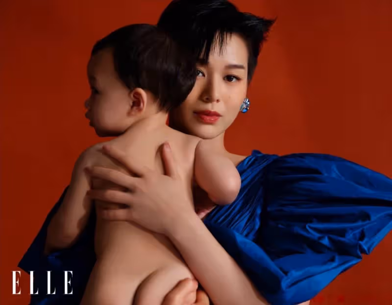 胡杏兒攜三胎兒子拍大片!奕宏長得胖嘟嘟,媽媽卻暴瘦變排骨胸
