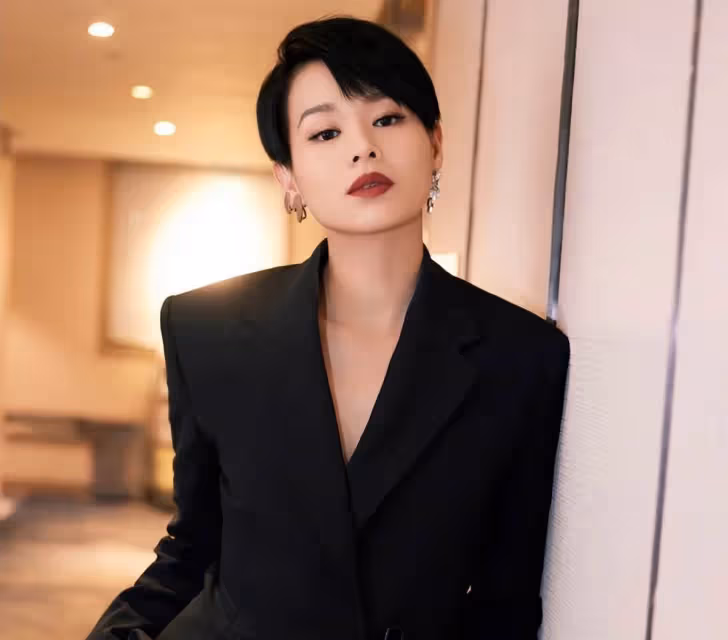 胡杏兒攜三胎兒子拍大片!奕宏長得胖嘟嘟,媽媽卻暴瘦變排骨胸