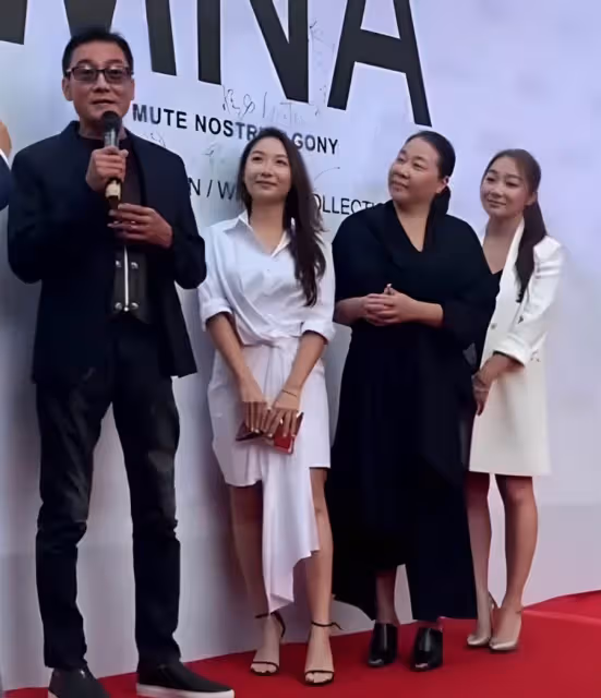 梁家輝一家四口罕同框!雙胞胎女兒一個貌美如花,一個卻像媽媽,網友:顔值差太大