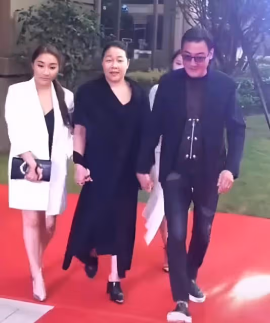 梁家輝一家四口罕同框!雙胞胎女兒一個貌美如花,一個卻像媽媽,網友:顔值差太大