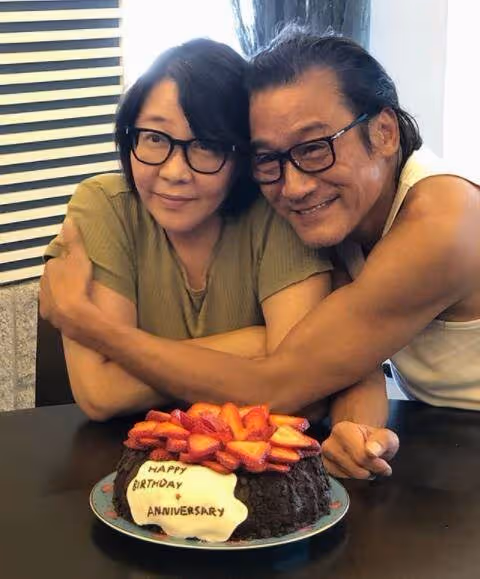 梁家輝一家四口罕同框!雙胞胎女兒一個貌美如花,一個卻像媽媽,網友:顔值差太大