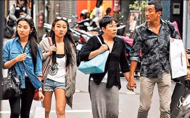 梁家輝一家四口罕同框!雙胞胎女兒一個貌美如花,一個卻像媽媽,網友:顔值差太大