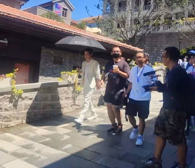 朱一龍現身武漢曇華林,獲近十人護送,烈日炎炎讓專人幫其繫鞋帶