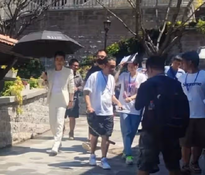 朱一龍現身武漢曇華林,獲近十人護送,烈日炎炎讓專人幫其繫鞋帶