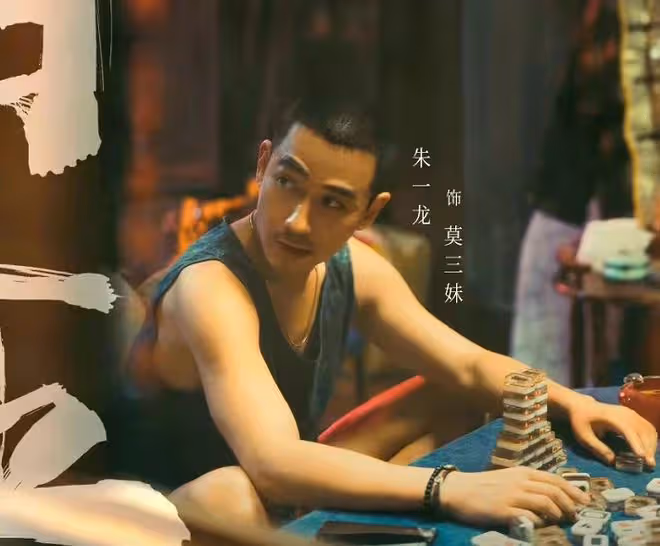 朱一龍現身武漢曇華林,獲近十人護送,烈日炎炎讓專人幫其繫鞋帶