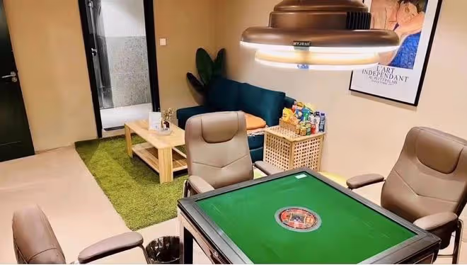 何猷君被偶遇現身成都棋牌室,笑容滿面手戴金戒,不見老婆孩子