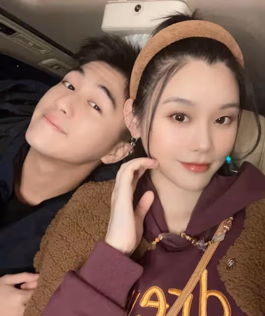 何猷君被偶遇現身成都棋牌室,笑容滿面手戴金戒,不見老婆孩子