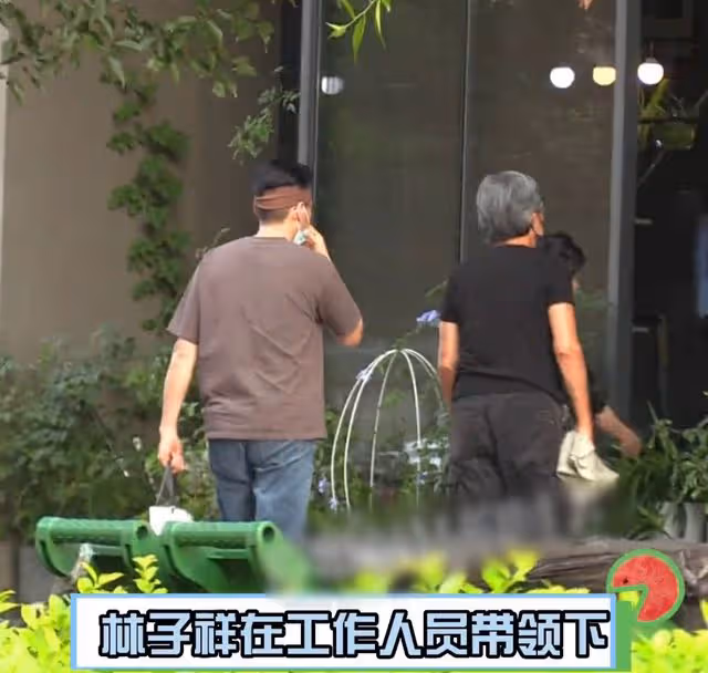 林子祥夫婦與好友聚餐,60歲葉倩文滿手名貴首飾,結婚26年仍恩愛