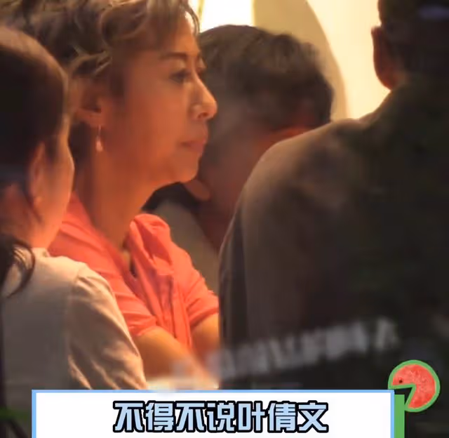 林子祥夫婦與好友聚餐,60歲葉倩文滿手名貴首飾,結婚26年仍恩愛