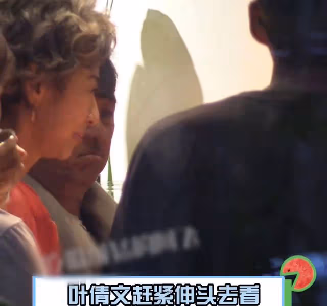 林子祥夫婦與好友聚餐,60歲葉倩文滿手名貴首飾,結婚26年仍恩愛