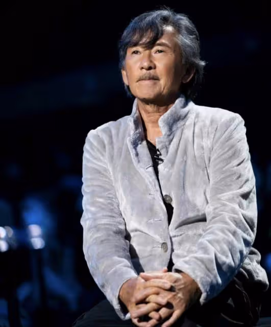 林子祥夫婦與好友聚餐,60歲葉倩文滿手名貴首飾,結婚26年仍恩愛