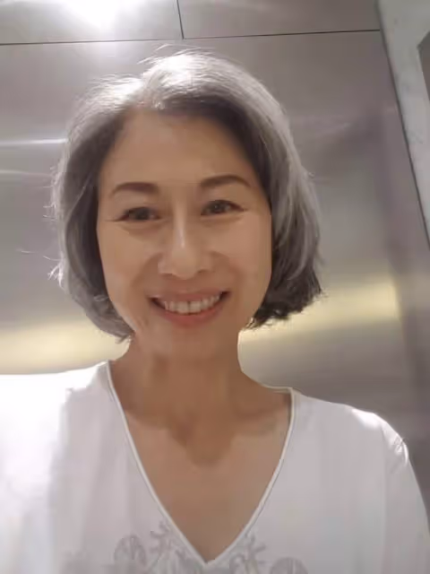 林子祥夫婦與好友聚餐,60歲葉倩文滿手名貴首飾,結婚26年仍恩愛
