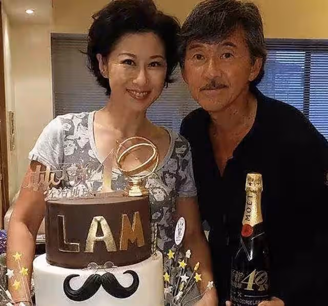 林子祥夫婦與好友聚餐,60歲葉倩文滿手名貴首飾,結婚26年仍恩愛