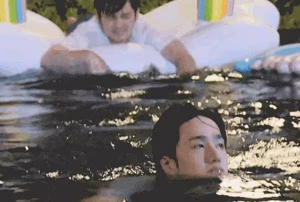 王一博素顏來襲,泳池撩發帥氣迷人,無時無刻不散發著他的魅力