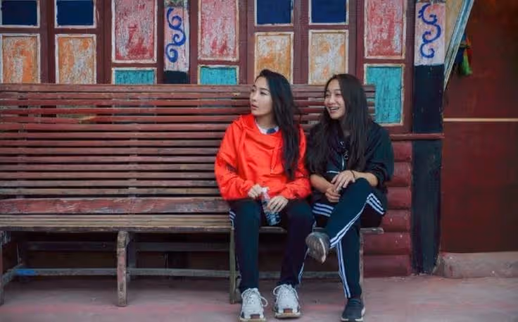 梁家輝一家4口罕同框!雙胞胎女兒一個貌美如花,一個卻像媽媽,網友:顔值差太大