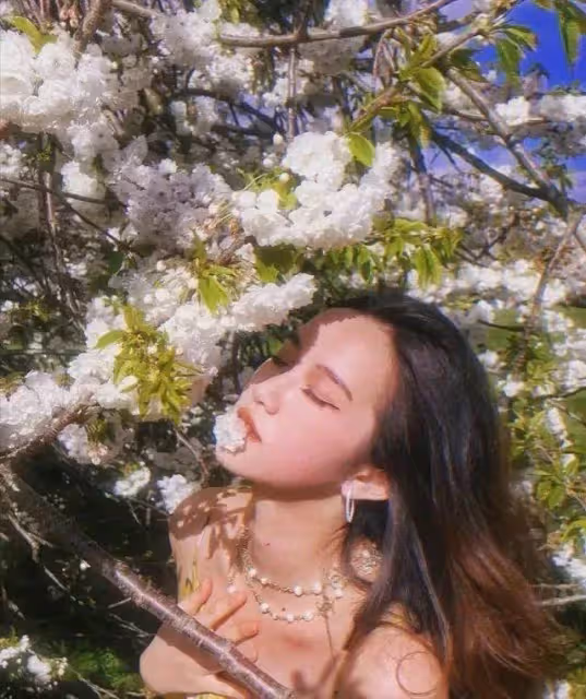 駱達華女兒長得真驚艷!一襲碎花裙身材不輸模特,和爸爸五官很像,網友:星范十足!