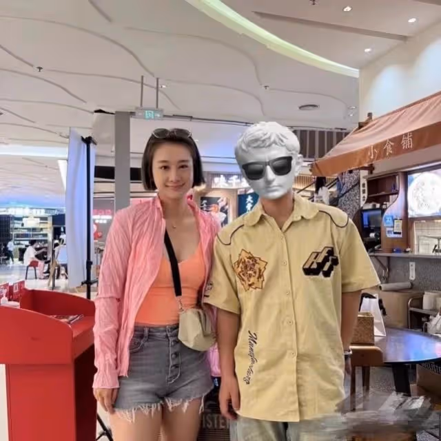 收視女王退圈4年罕曝近照!背200多元包打扮性感,身材發福認不出