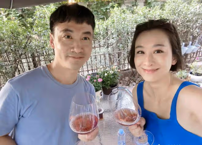 收視女王退圈4年罕曝近照!背200多元包打扮性感,身材發福認不出