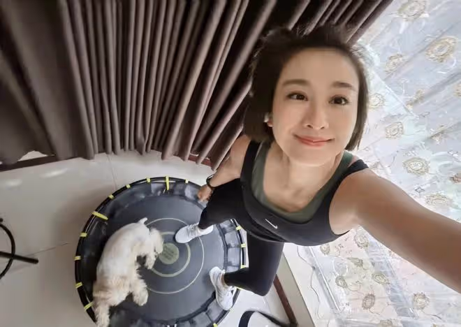 收視女王退圈4年罕曝近照!背200多元包打扮性感,身材發福認不出
