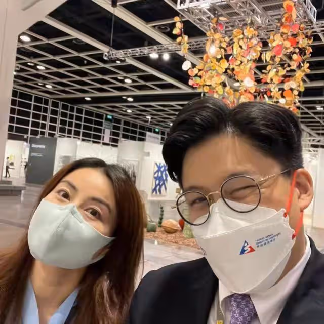40歲郭晶晶當賢內助，素顏穿著樸素做點心，霍啟剛發文大讚廚藝好