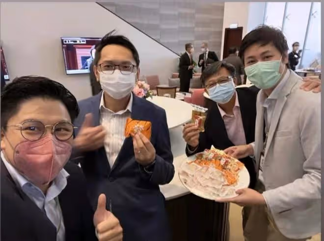 40歲郭晶晶當賢內助，素顏穿著樸素做點心，霍啟剛發文大讚廚藝好