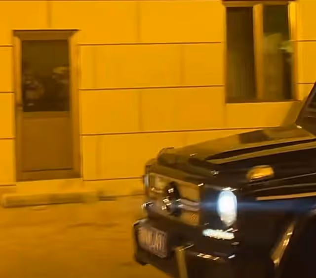 眾星現身劇院:王雷開百萬大奔獲粉絲跟拍,戲骨騎自行車太惹眼