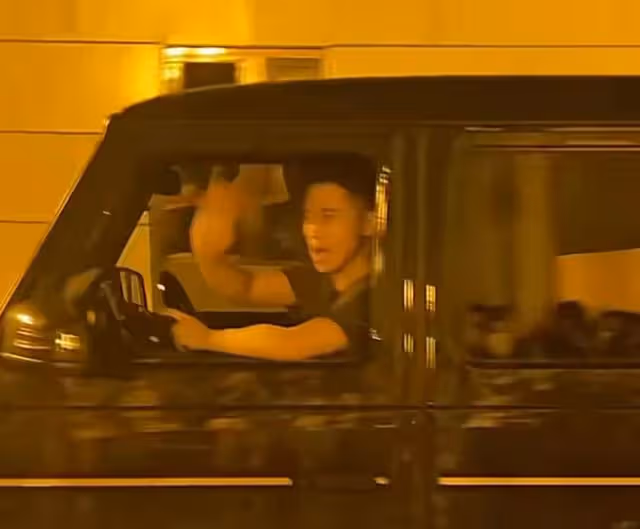 眾星現身劇院:王雷開百萬大奔獲粉絲跟拍,戲骨騎自行車太惹眼