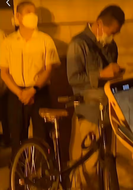 眾星現身劇院:王雷開百萬大奔獲粉絲跟拍,戲骨騎自行車太惹眼