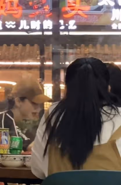 33歲楊穎在路邊攤吃宵夜!素顏露面膚白貌美,低頭狂吃不在意形象