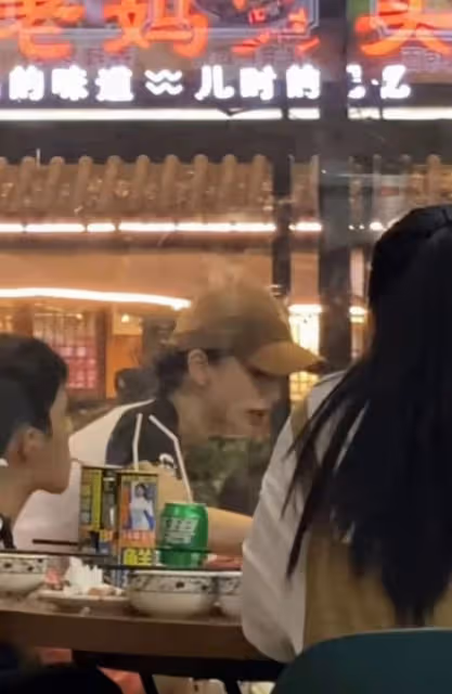 33歲楊穎在路邊攤吃宵夜!素顏露面膚白貌美,低頭狂吃不在意形象