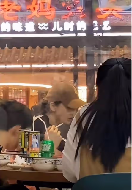 33歲楊穎在路邊攤吃宵夜!素顏露面膚白貌美,低頭狂吃不在意形象