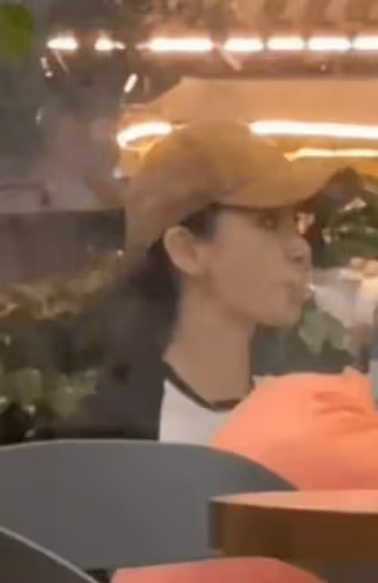 33歲楊穎在路邊攤吃宵夜!素顏露面膚白貌美,低頭狂吃不在意形象