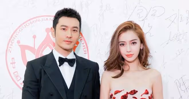 33歲楊穎在路邊攤吃宵夜!素顏露面膚白貌美,低頭狂吃不在意形象