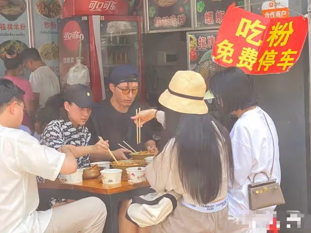 何超蓮竇驍被偶遇，坐蒼蠅館裡大口嗦粉，爭議事件後依舊恩愛如初