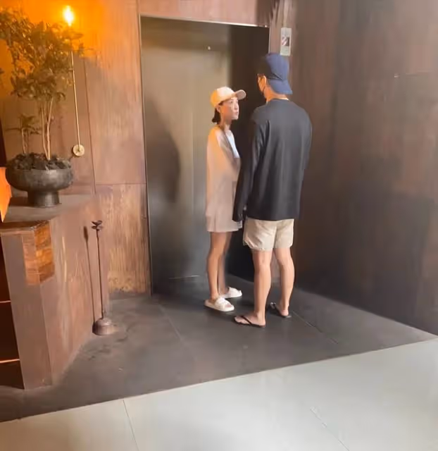 何超蓮竇驍被偶遇，坐蒼蠅館裡大口嗦粉，爭議事件後依舊恩愛如初