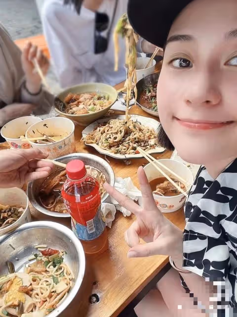 何超蓮竇驍被偶遇，坐蒼蠅館裡大口嗦粉，爭議事件後依舊恩愛如初