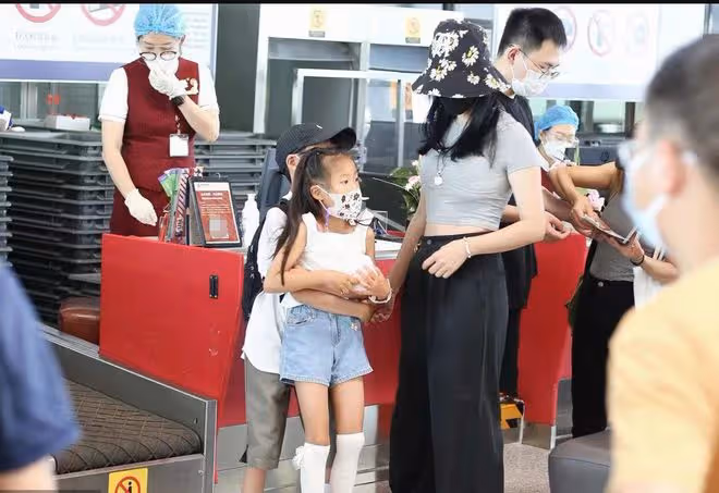 42歲姚晨帶兒女現身機場！8歲兒子乖巧身高喜人，5歲女兒長像爸爸