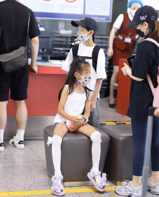 42歲姚晨帶兒女現身機場！8歲兒子乖巧身高喜人，5歲女兒長像爸爸