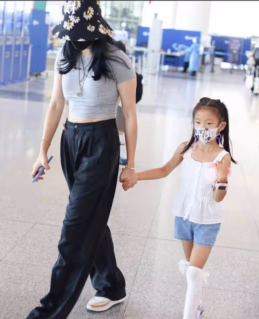 42歲姚晨帶兒女現身機場！8歲兒子乖巧身高喜人，5歲女兒長像爸爸