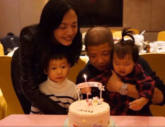42歲姚晨帶兒女現身機場！8歲兒子乖巧身高喜人，5歲女兒長像爸爸