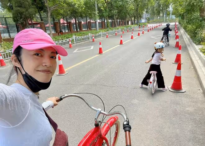 42歲姚晨帶兒女現身機場!8歲兒子乖巧身高喜人,5歲女兒長像爸爸