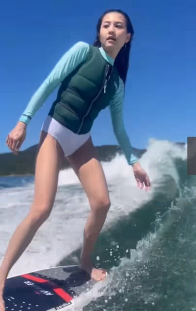 37歲女神周秀娜出海衝浪!光腳踩滑板長腿矚目,男友人大花臂搶鏡