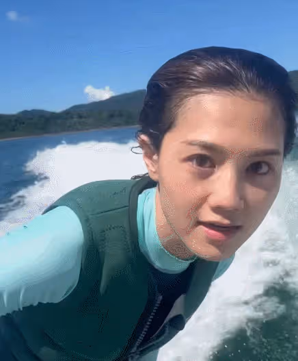 37歲女神周秀娜出海衝浪!光腳踩滑板長腿矚目,男友人大花臂搶鏡